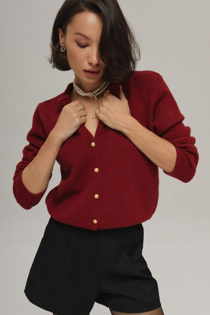 Cárdigan minimalista de punto con cuello redondo y hebilla dorada
