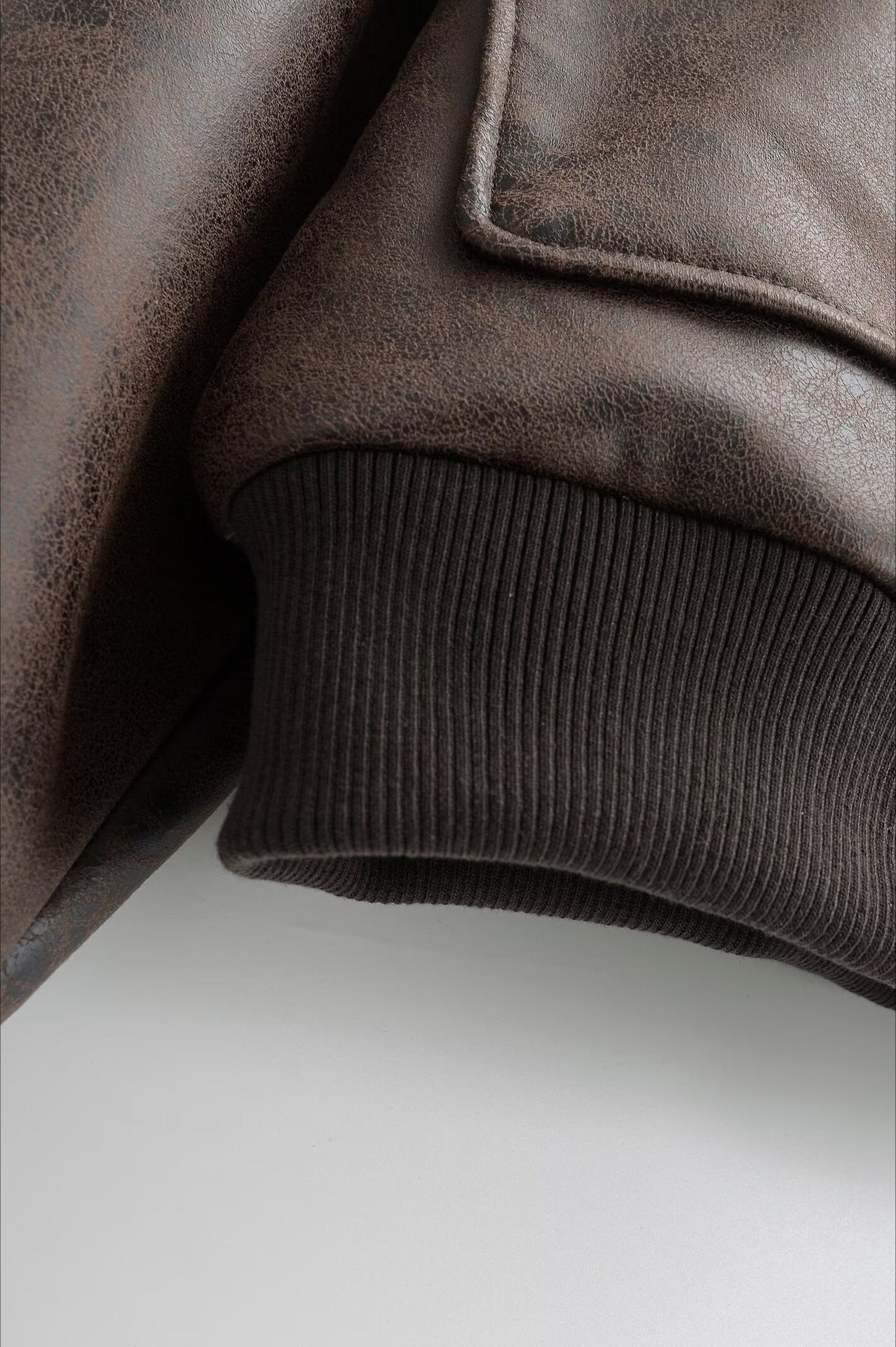 Chaqueta piloto Clean Line con bolsillos grandes