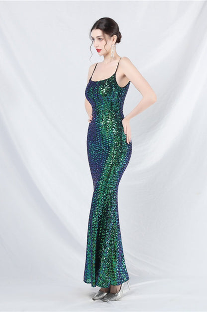Elegante vestido maxi con lentejuelas y tirantes finos