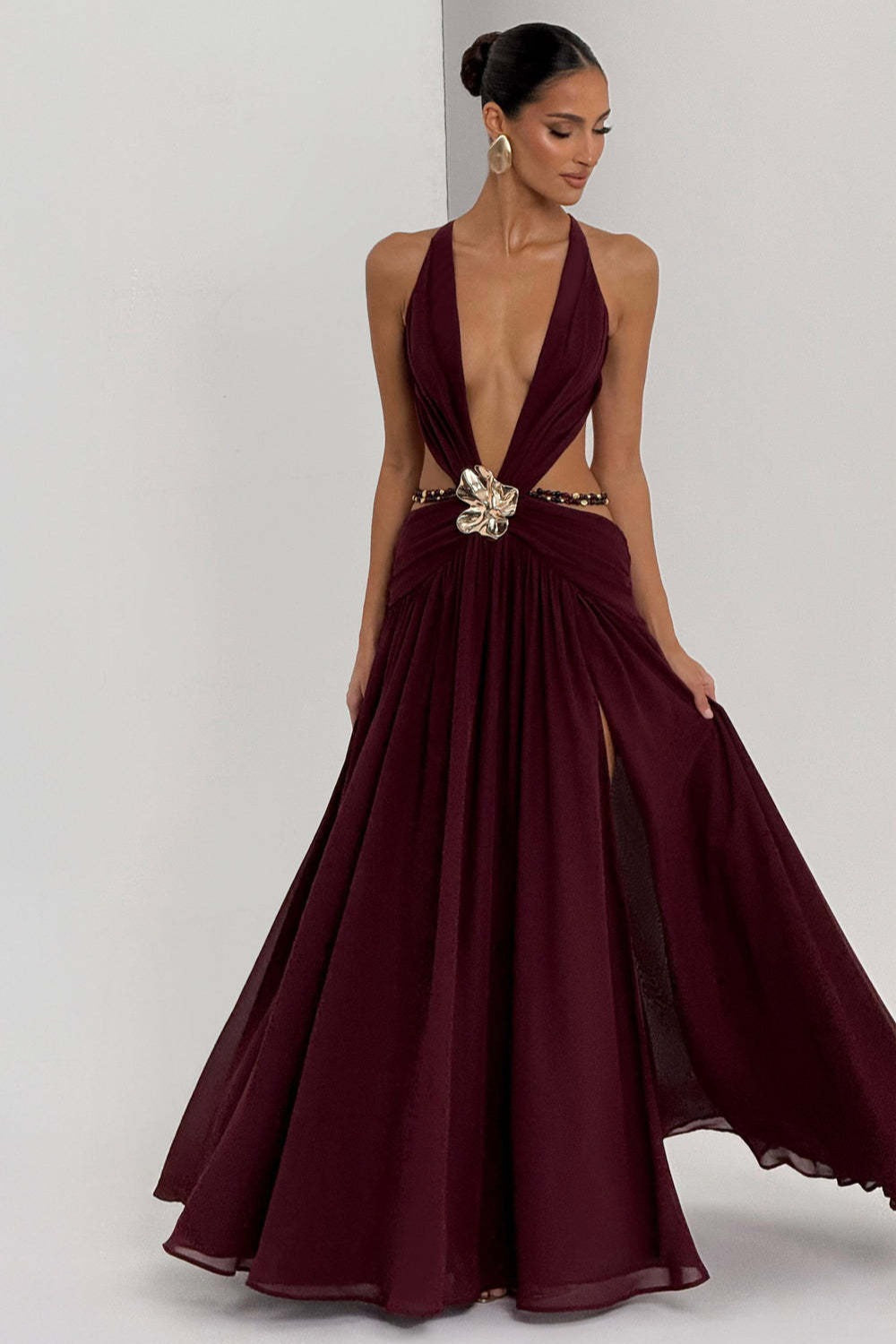 Vestido largo con cuello halter, escote pronunciado, espalda descubierta y abertura alta