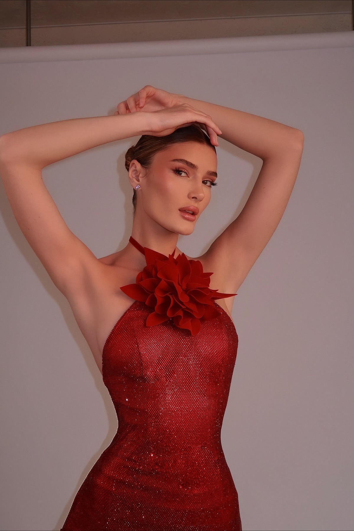 Vestido de fiesta con cuello halter, flores 3D, cintura ajustada y pedrería