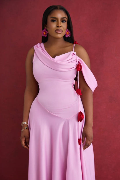 Vestido maxi cami con cuello vuelto y hombros asimétricos lisos