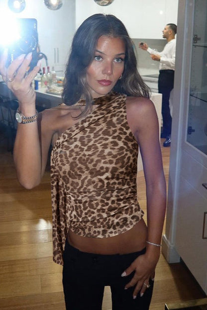 Top halter sin mangas con hombro asimétrico de leopardo