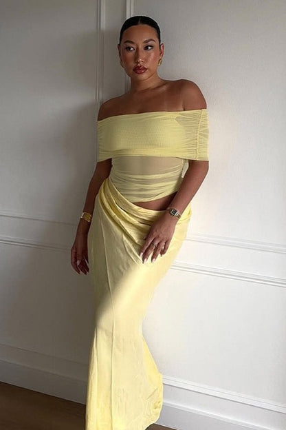 Vestido largo con hombros descubiertos, paneles de tul fruncido y aberturas