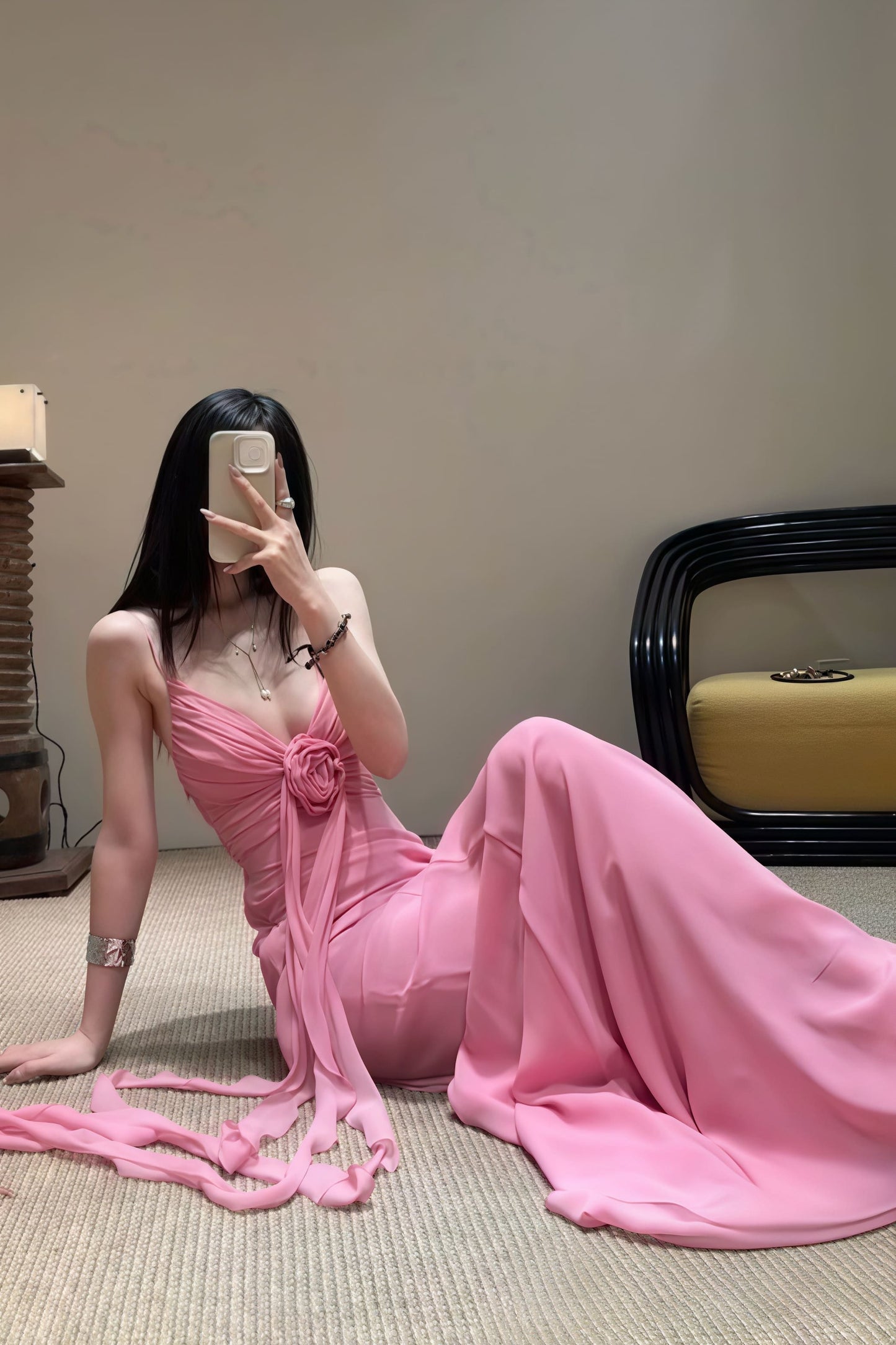 Vestido maxi sin espalda con tirantes finos y rosas 3D