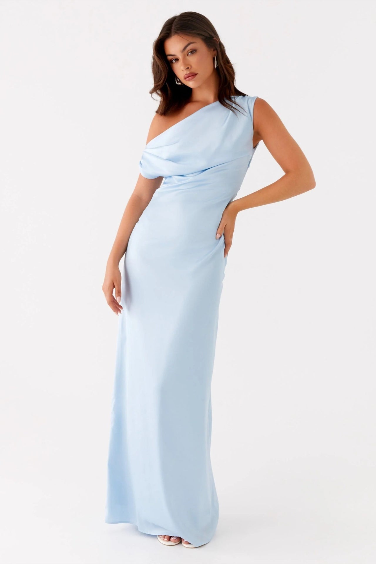 Vestido formal de cuello asimétrico liso