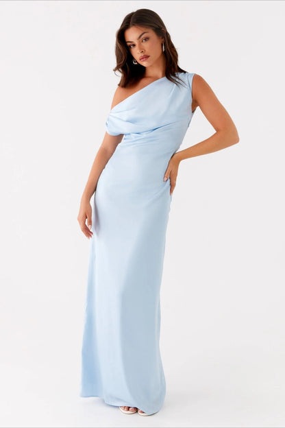 Vestido formal de cuello asimétrico liso