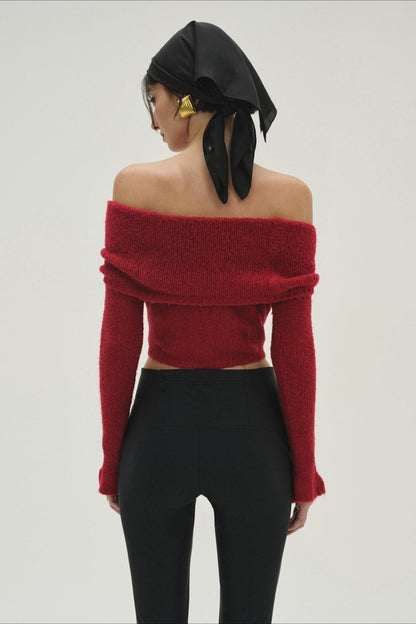 Camiseta de punto ajustada de manga larga con hombros descubiertos y detalles florales en 3D