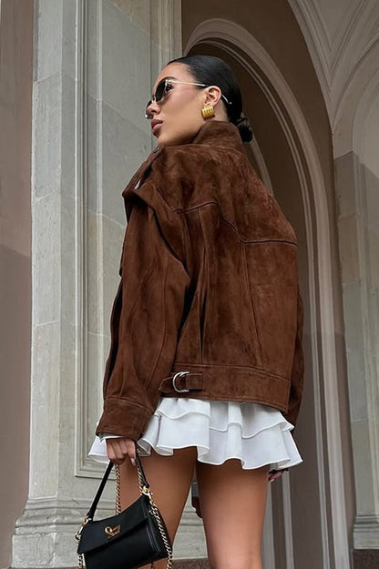 Chaqueta de gamuza con hombros anchos y bolsillos