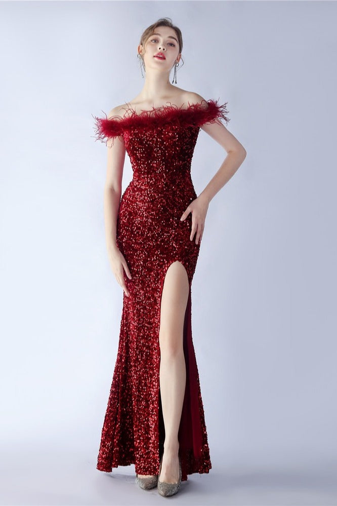 Vestido formal de terciopelo con lentejuelas y plumas de avestruz, con hombros descubiertos