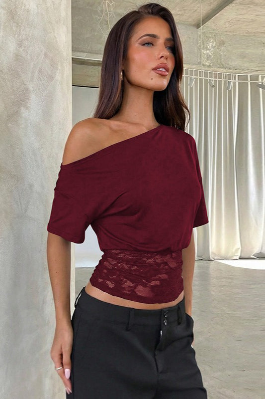 Camiseta corta asimétrica con hombros descubiertos y encaje en la cintura