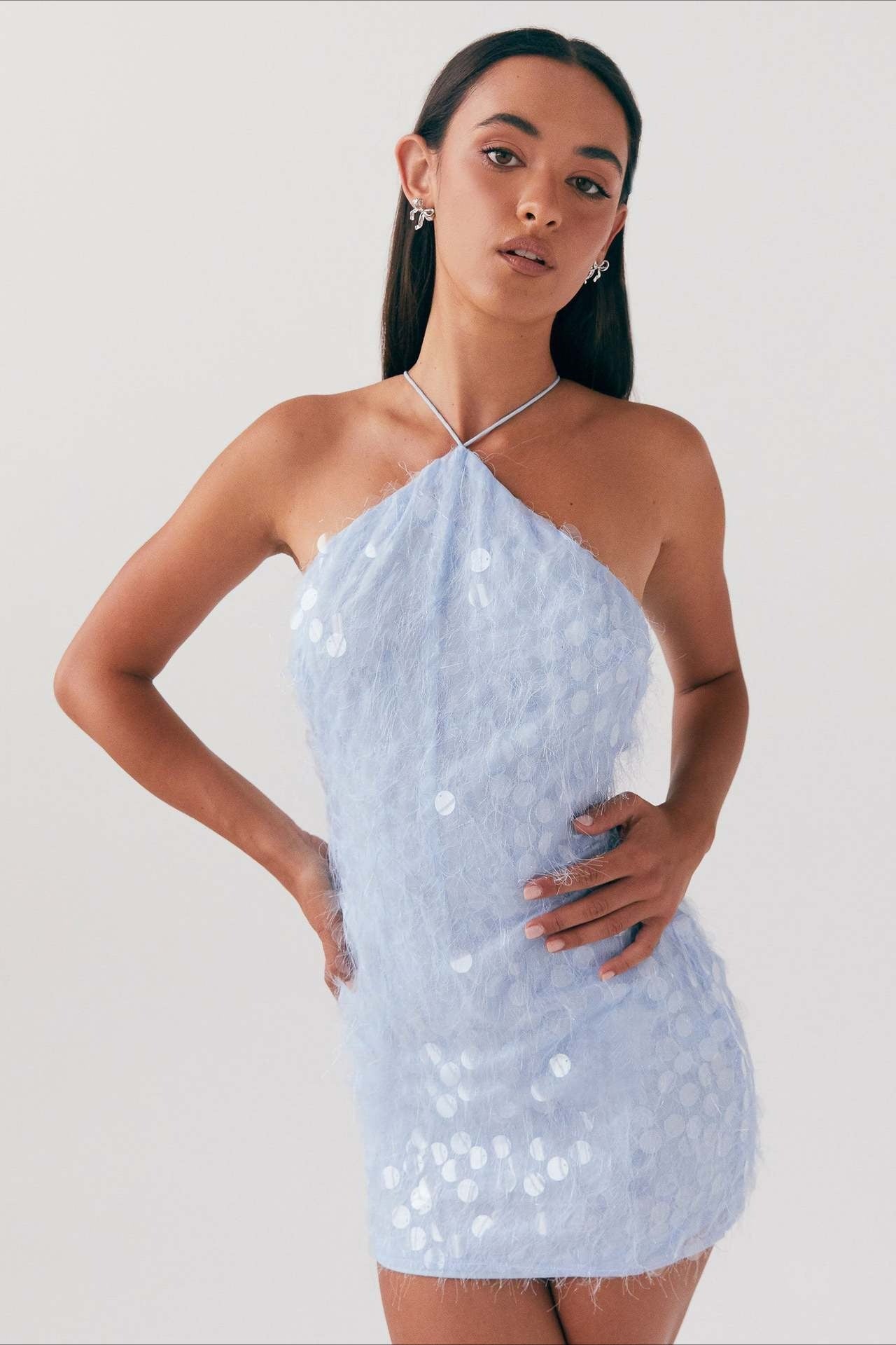 Vestido de fiesta sin espalda con lentejuelas, cuello halter y cordones