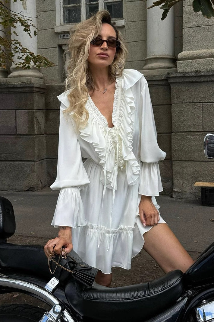 Minivestido de gasa con cuello de pico y mangas acampanadas
