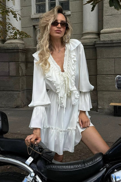 Minivestido de gasa con cuello de pico y mangas acampanadas