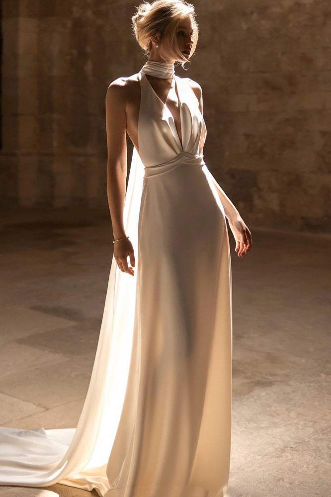 Vestido de recepción minimalista con cuello halter y escote en V pronunciado