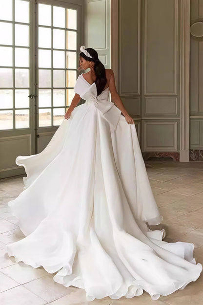 Vestido de novia elegante con un solo hombro asimétrico