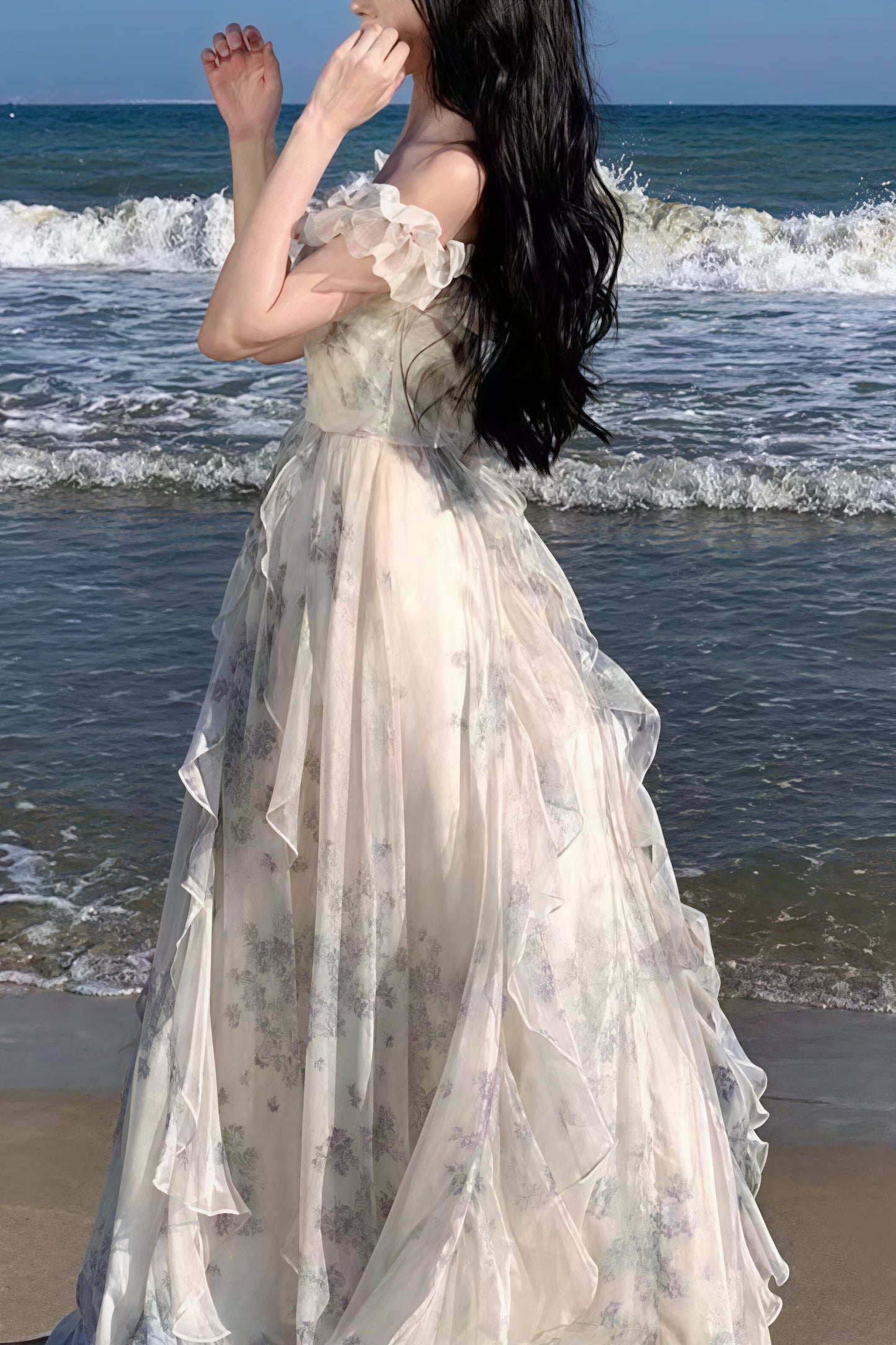 Vestido largo floreado con volantes y tirantes finos