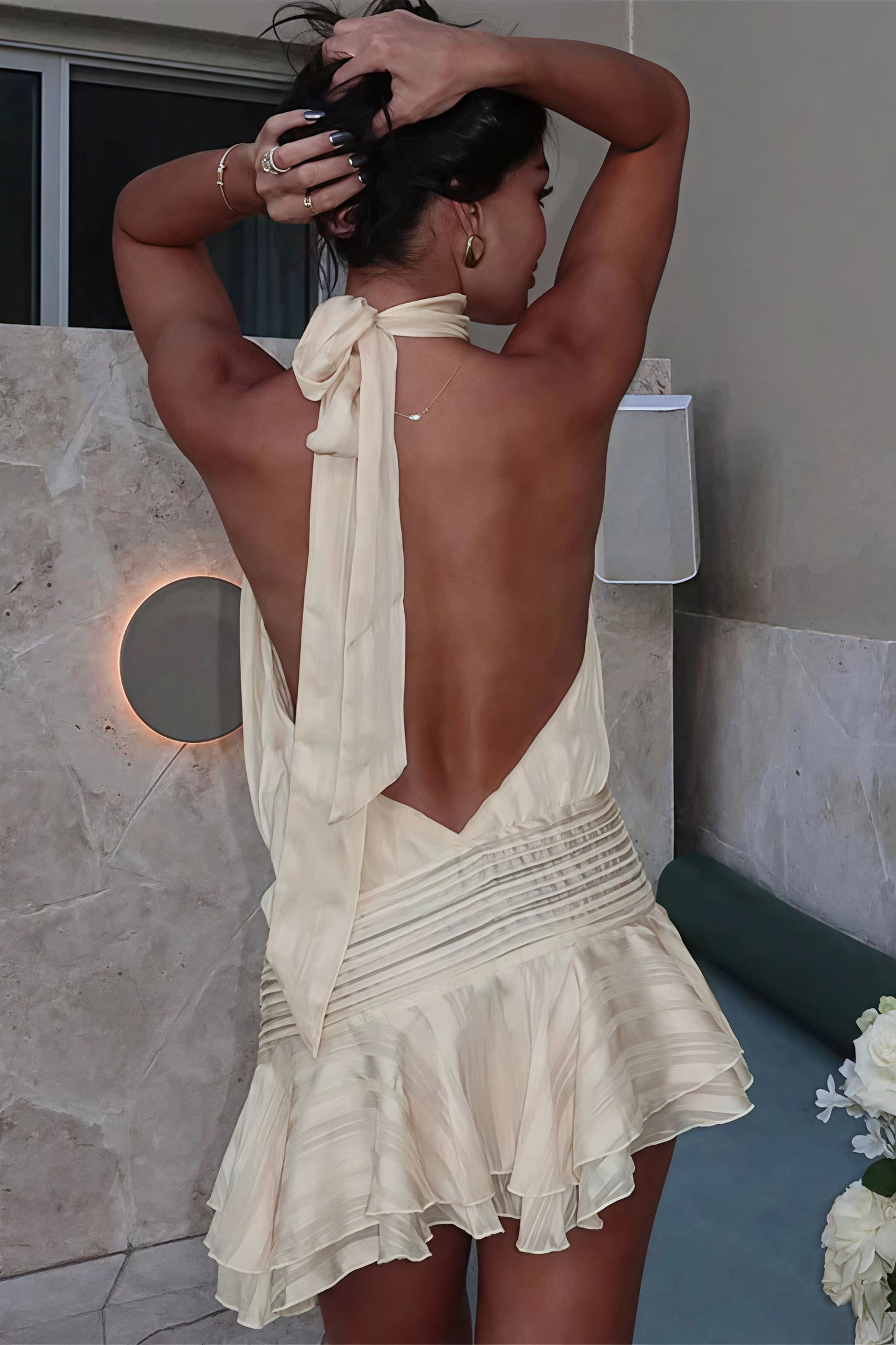 Minivestido elegante de jacquard satinado a rayas con cuello halter