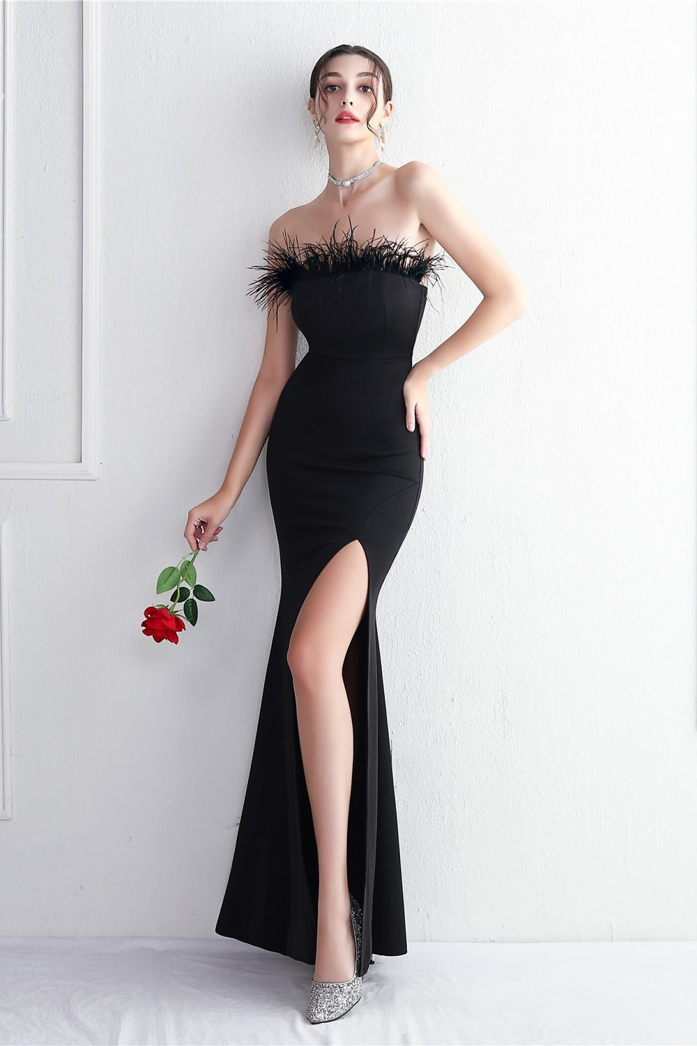 Vestido de fiesta elegante sin tirantes con ribete de plumas
