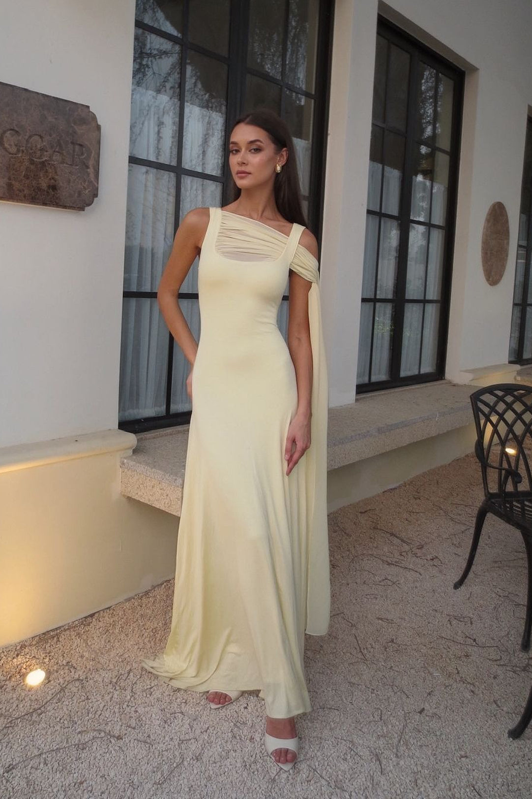Elegante vestido maxi camisero con chal de fajín sólido