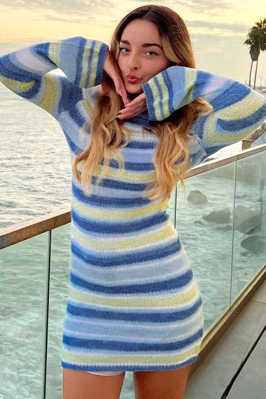 Vestido de punto a rayas con mangas acampanadas