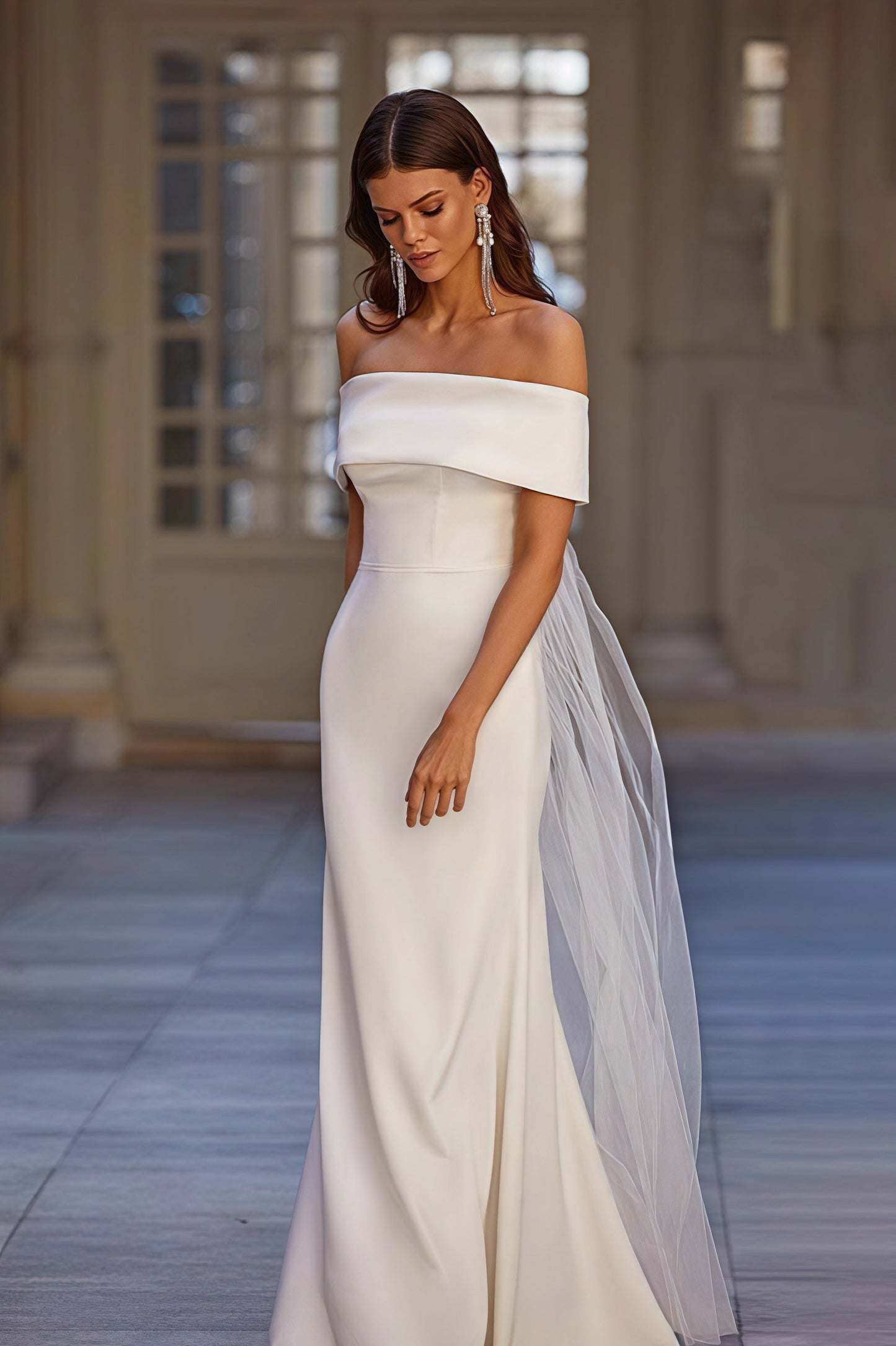 Sencillo vestido de novia con hombros descubiertos y fajín de malla