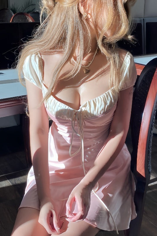Vestido largo romántico de satén sin tirantes con lazada