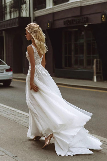 Vestido de Novia Minimalista con Encaje, Escote Pronunciado en V y Espalda Descubierta