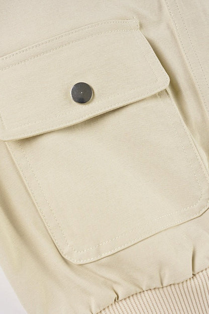 Chaqueta con cuello alto y cinturón estilo utilitario
