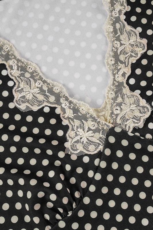 Blusa de encaje con cuello en V profundo y lunares