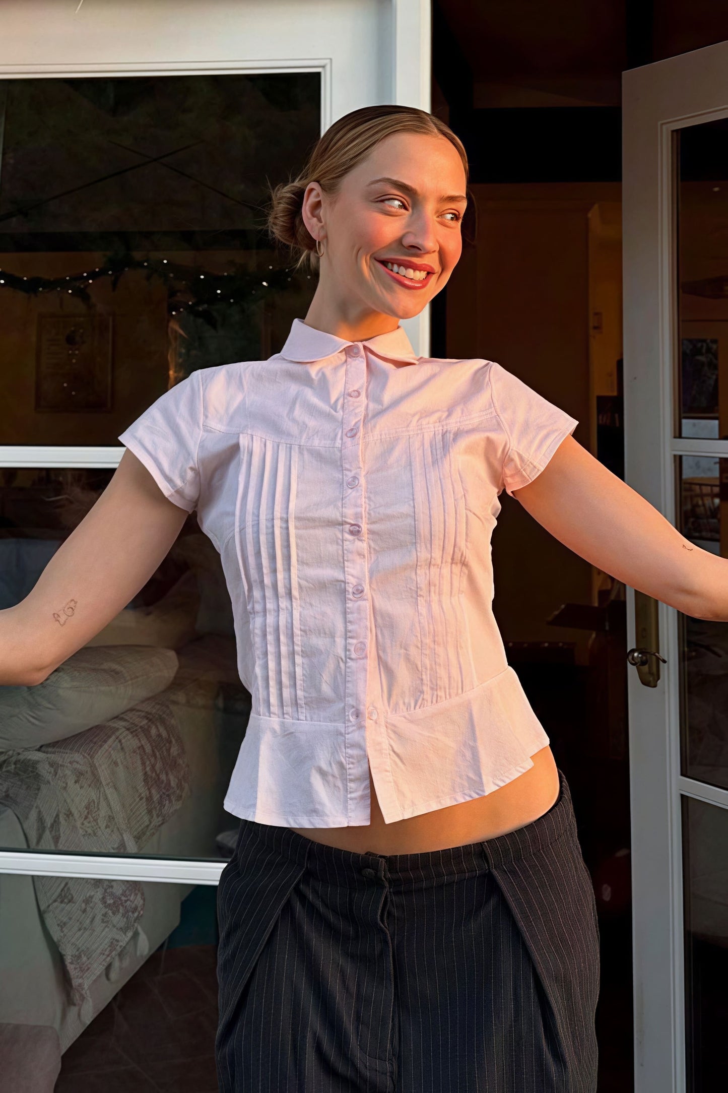 Blusa de manga corta slim fit con diseño único