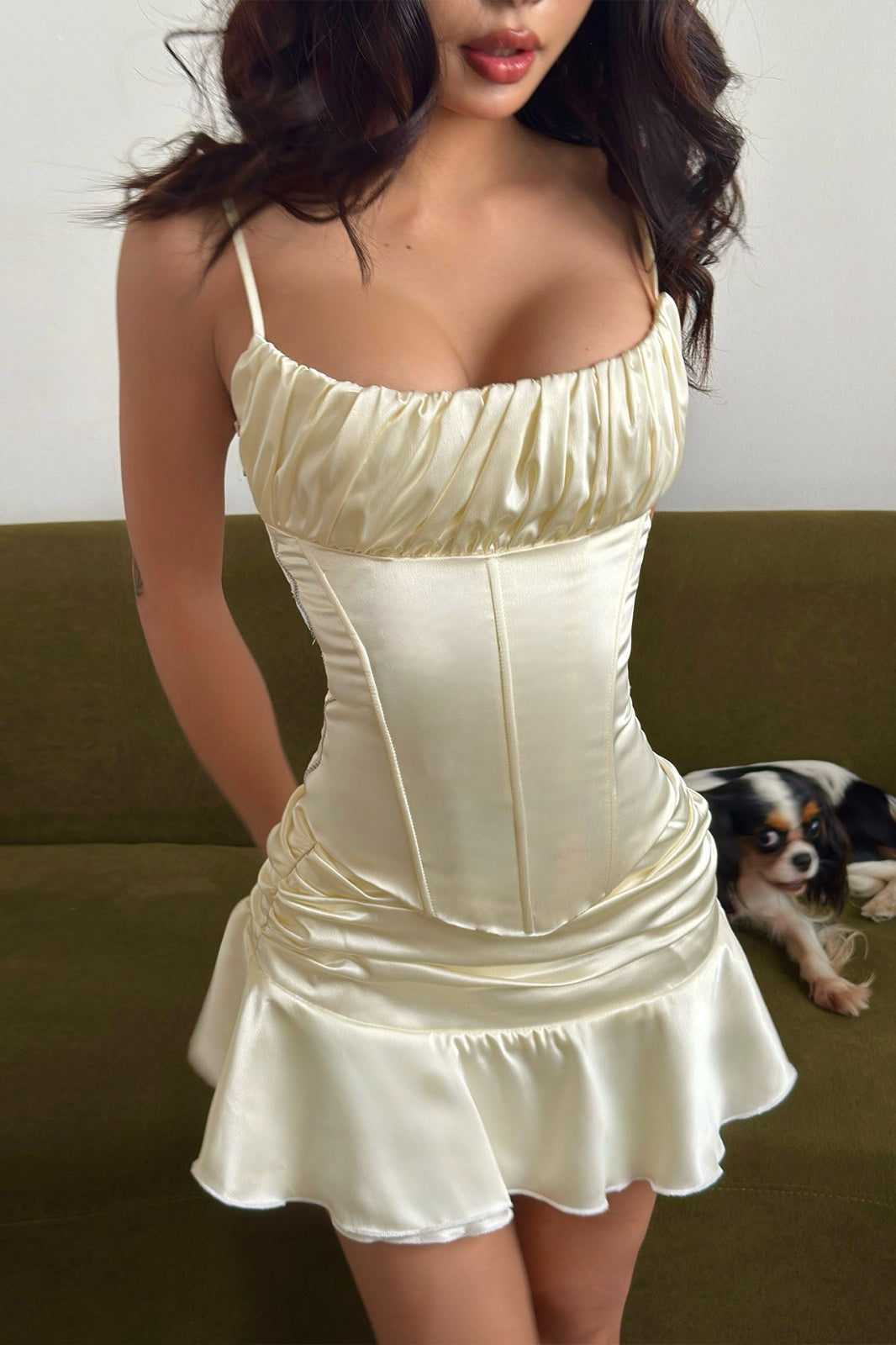 Conjunto elegante de top con tirantes sin espalda y falda con volantes