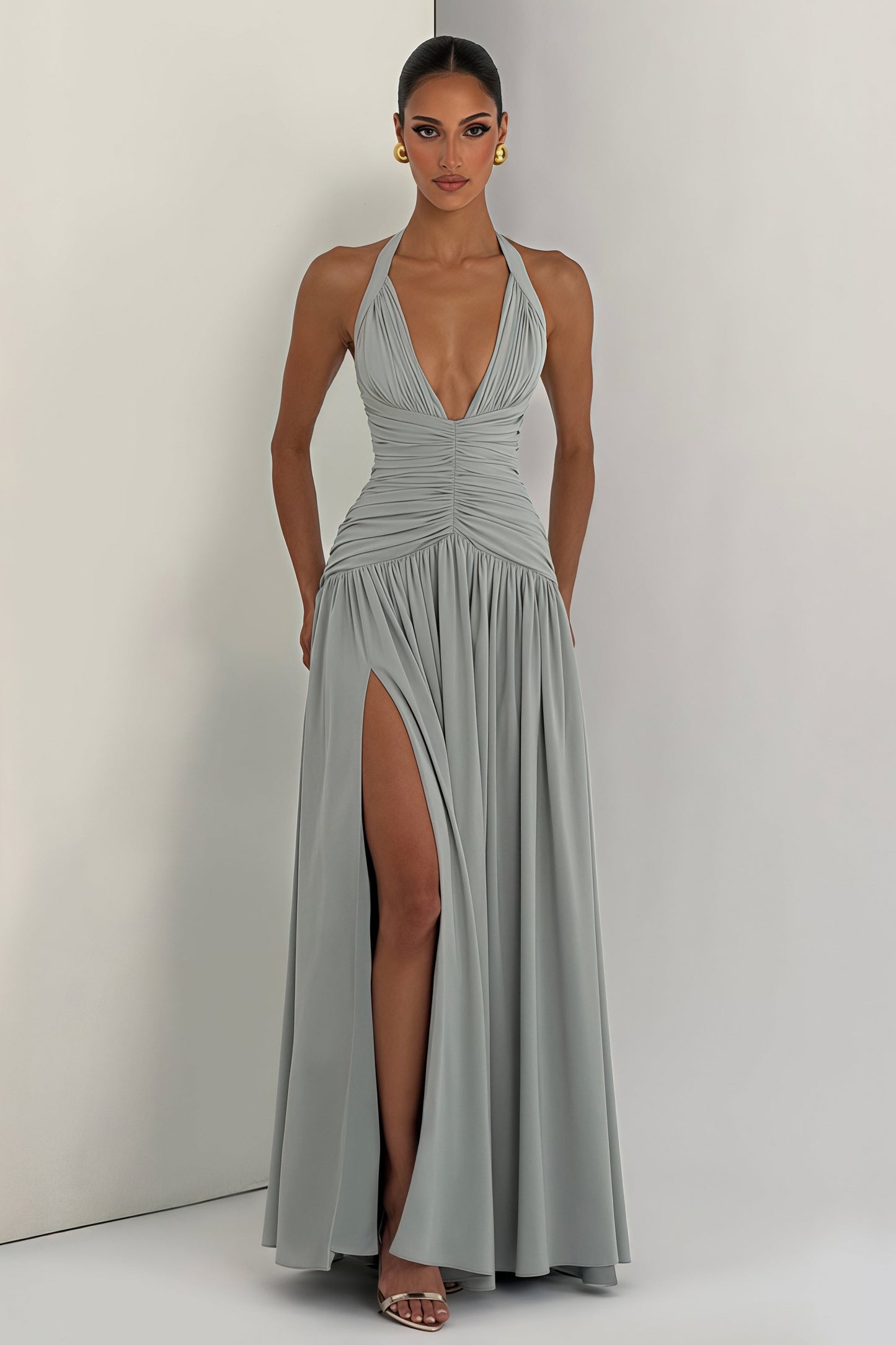 Elegante vestido maxi con cuello halter y espalda descubierta con abertura