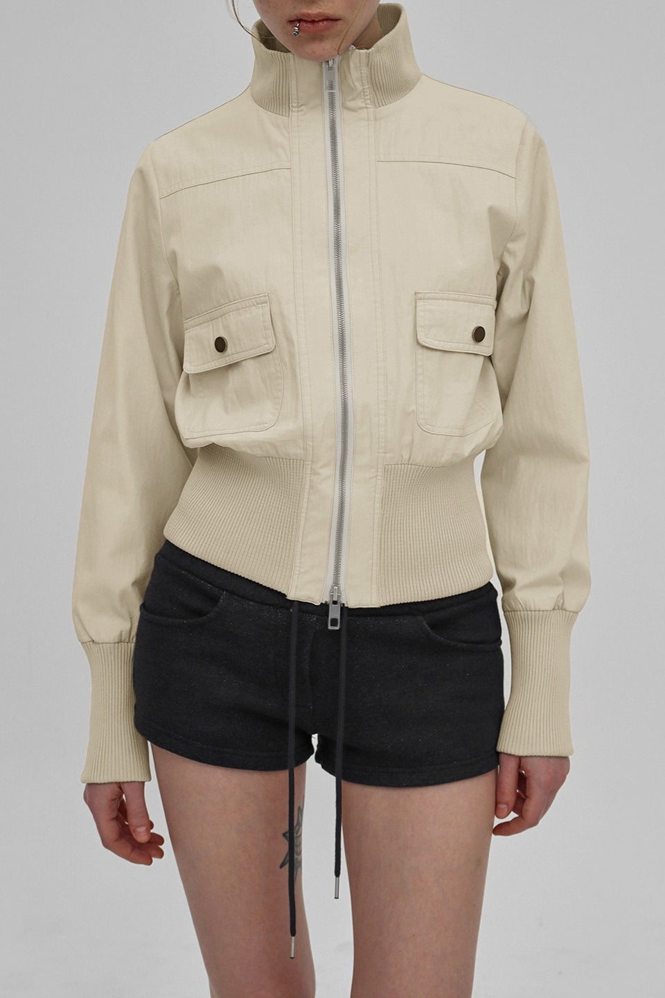 Chaqueta con cuello alto y cinturón estilo utilitario