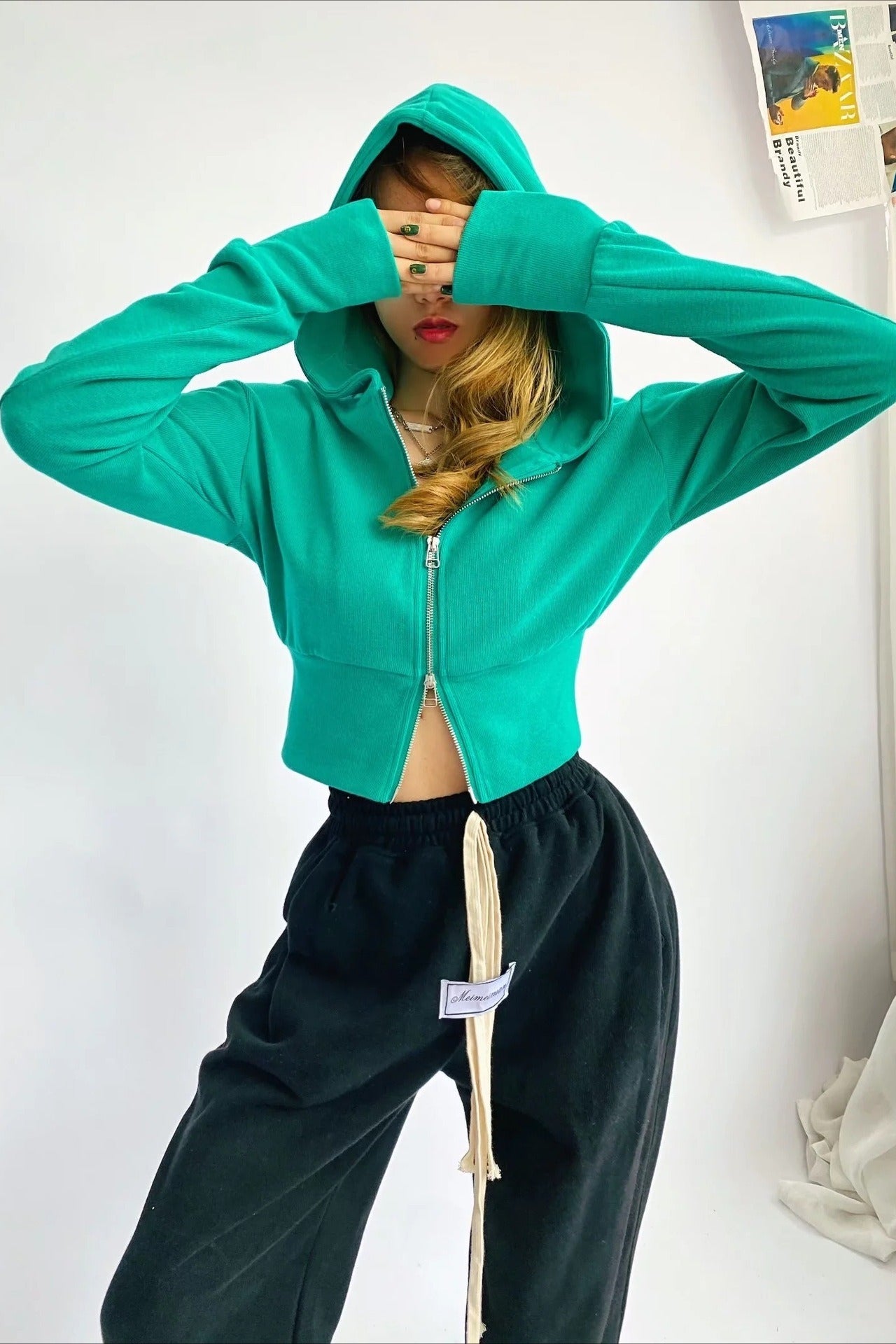Sudadera con capucha corta, doble cremallera y corte ajustado