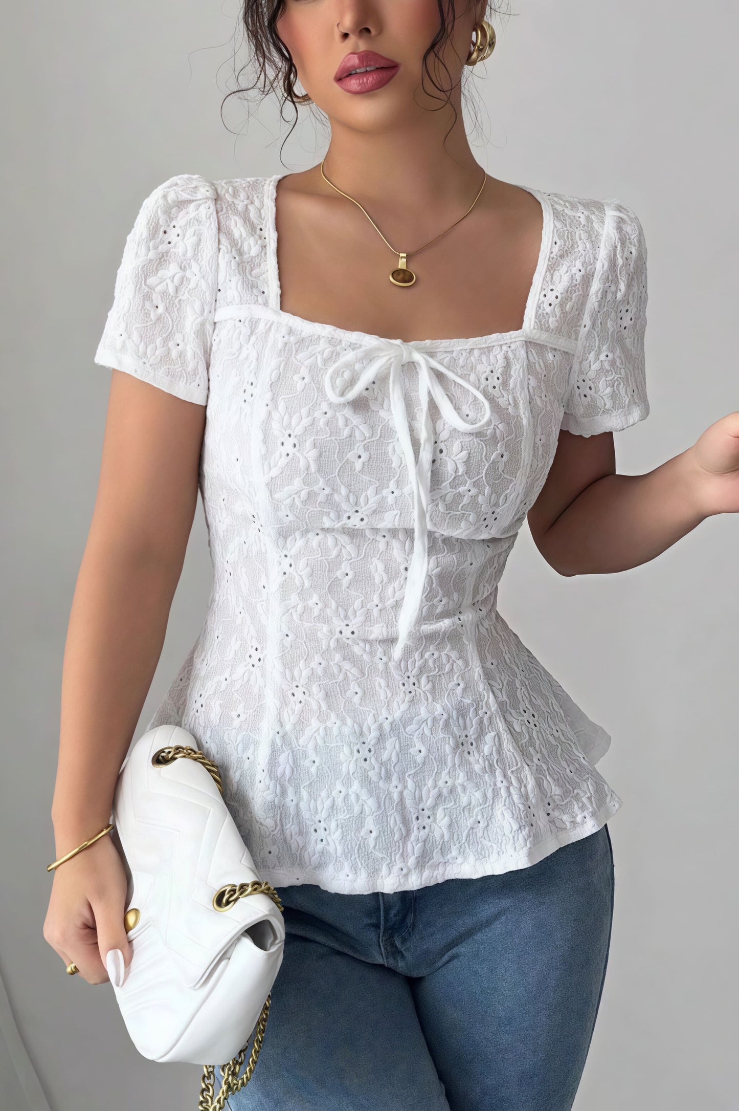 Blusa de encaje con lazo y manga corta con escote cuadrado