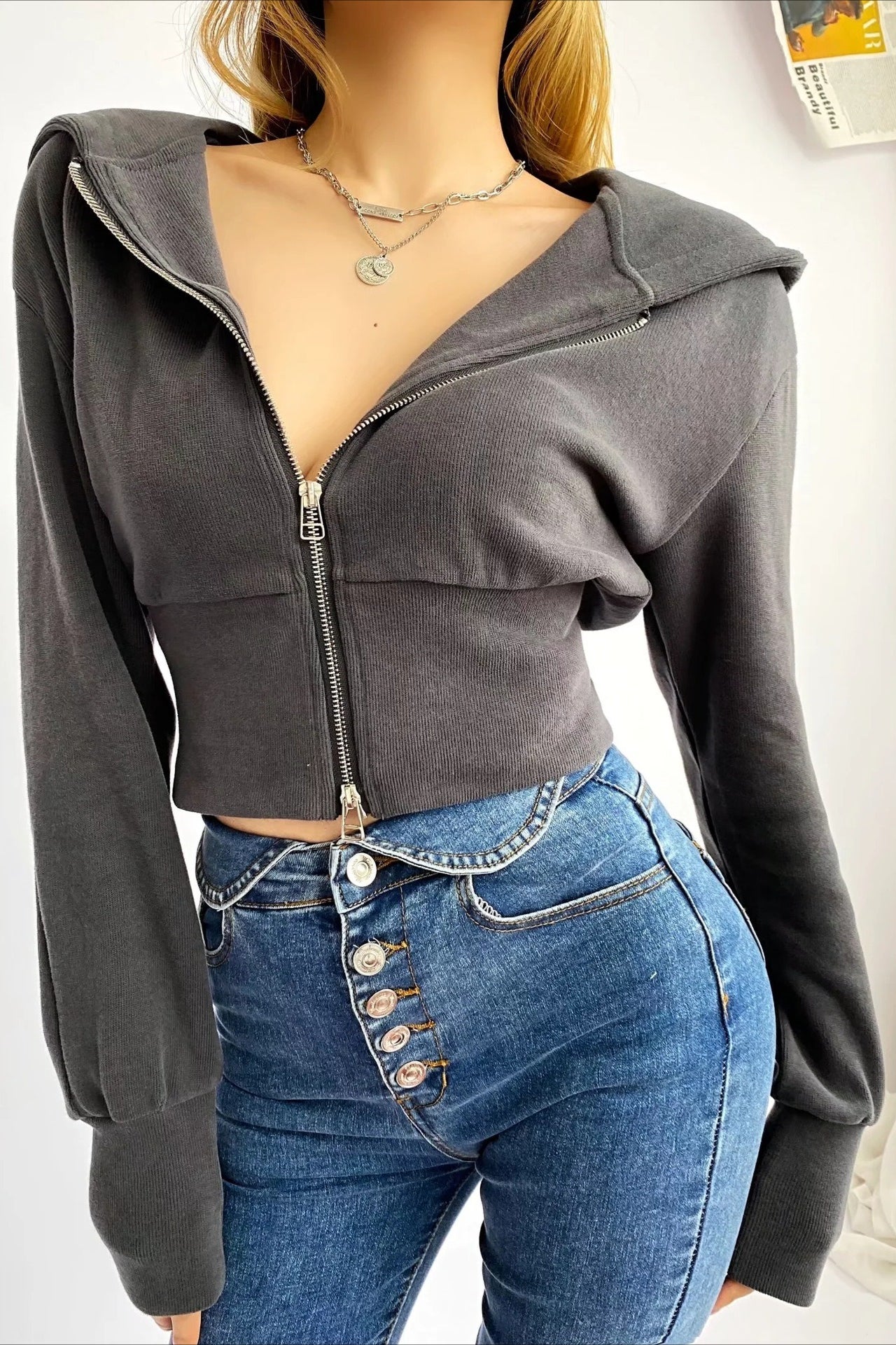 Sudadera con capucha corta, doble cremallera y corte ajustado
