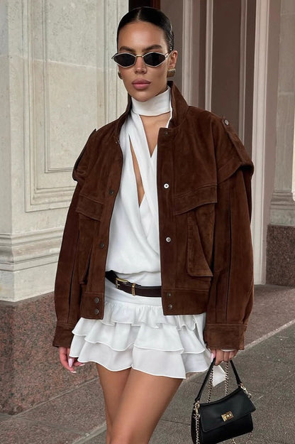 Chaqueta de gamuza con hombros anchos y bolsillos