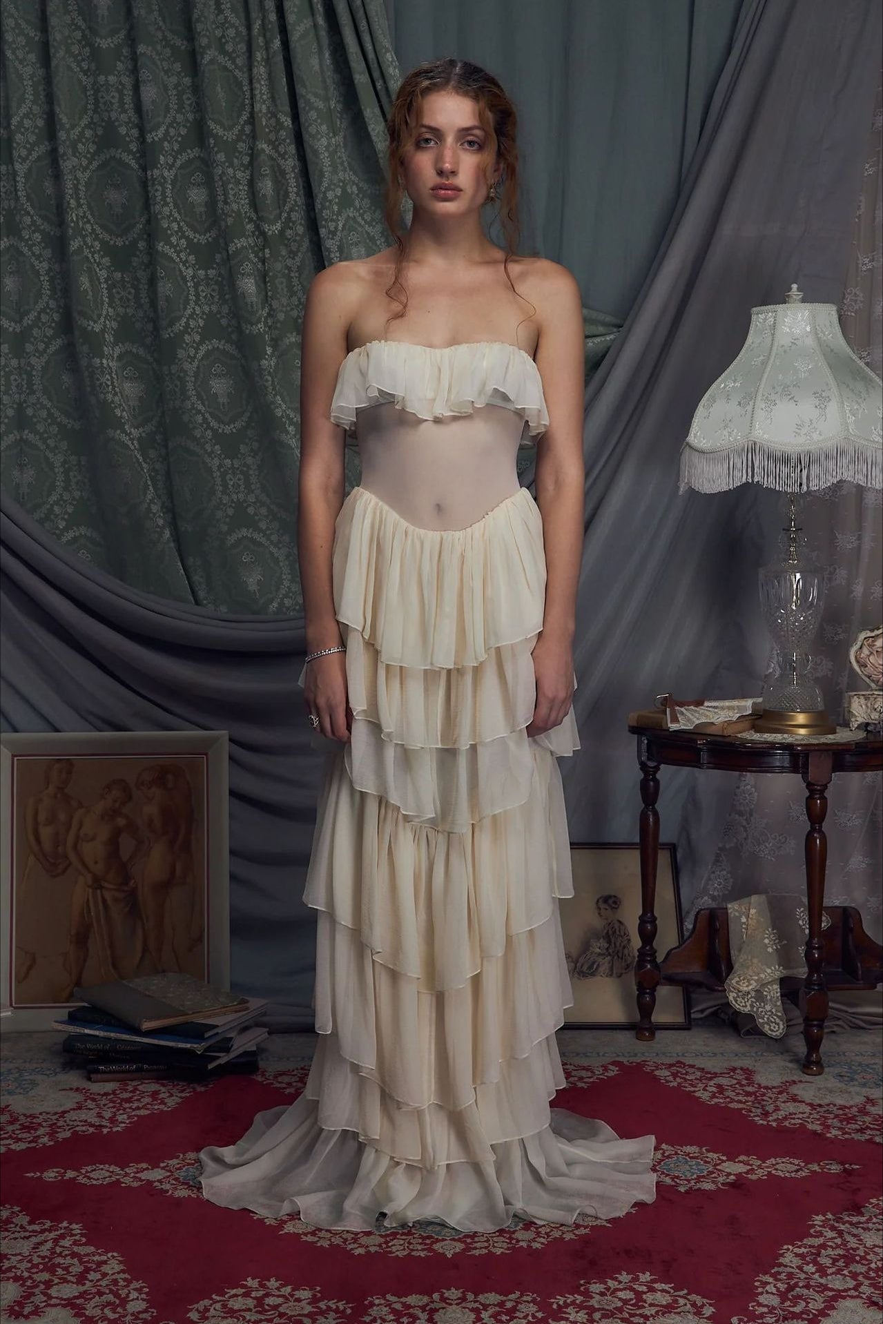 Vestido de fiesta de dos piezas estilo palacio sin tirantes con lazo en la cintura y volantes escalonados