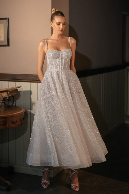 Vestido midi de recepción de tul con lentejuelas plateadas y corsé Cami