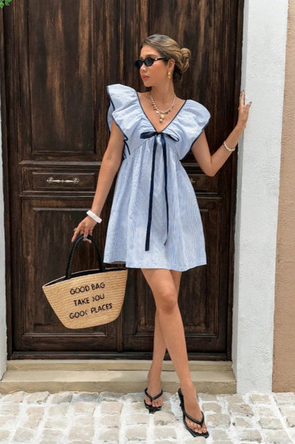 Minivestido con cuello en V a rayas y volantes en las mangas