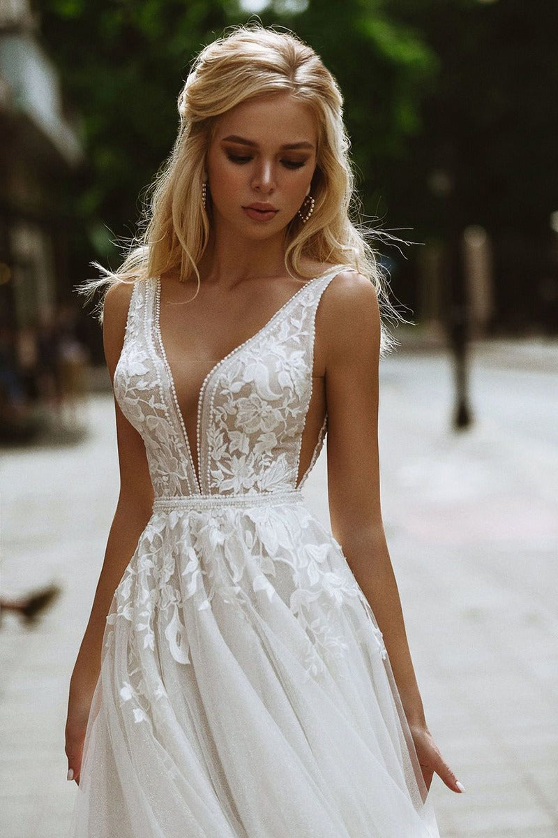Vestido de Novia Minimalista con Encaje, Escote Pronunciado en V y Espalda Descubierta
