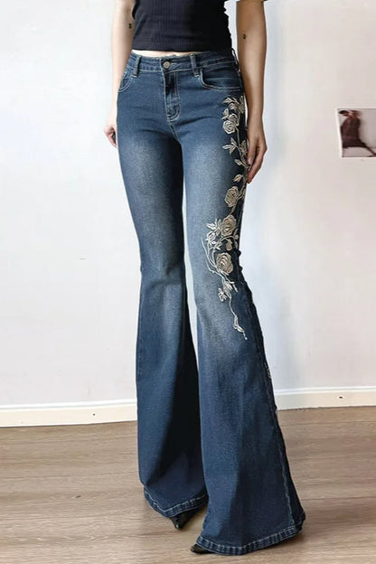 Vaqueros acampanados vintage bordados con plantas