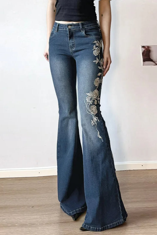 Vaqueros acampanados vintage bordados con plantas