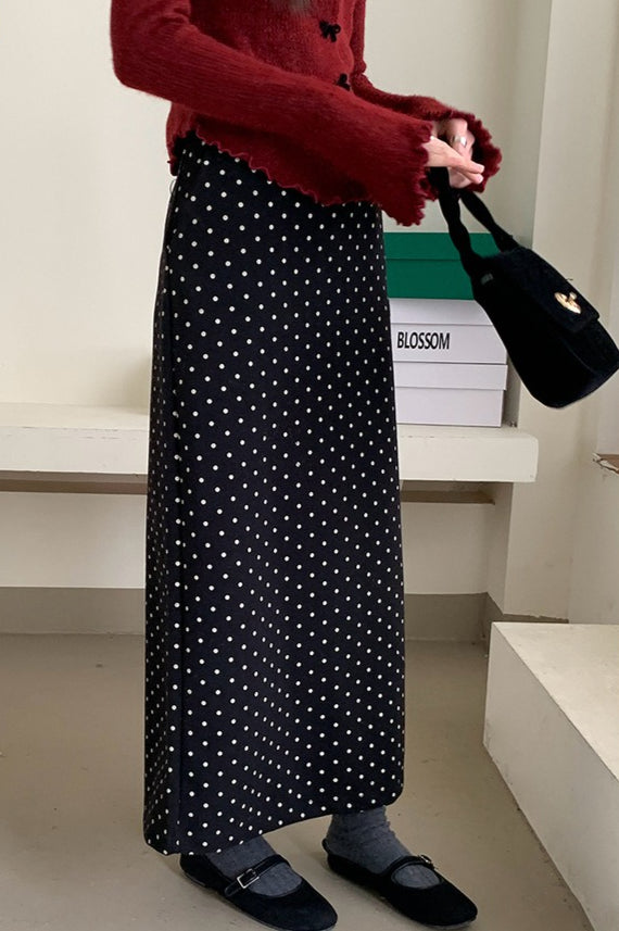 Falda de talle alto con lunares y abertura trasera