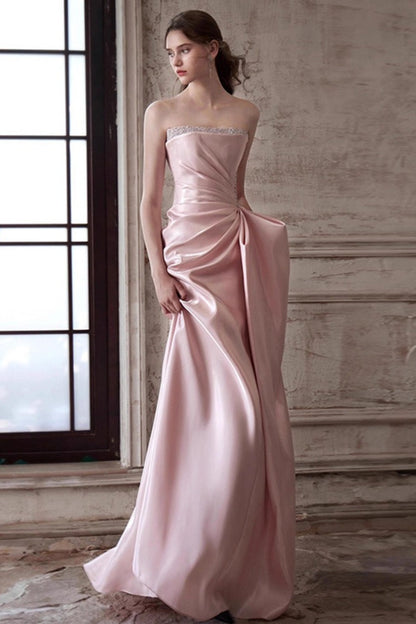 Vestido de noche rosa sin tirantes, elegante, que estiliza la cintura