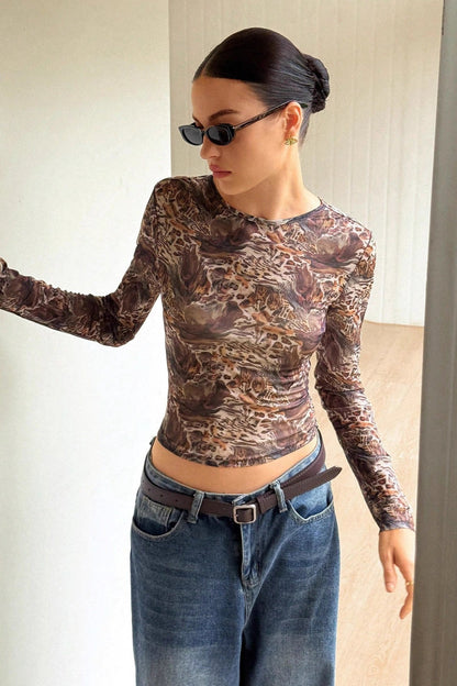 Camiseta transparente de manga larga ajustada con estampado de leopardo de malla