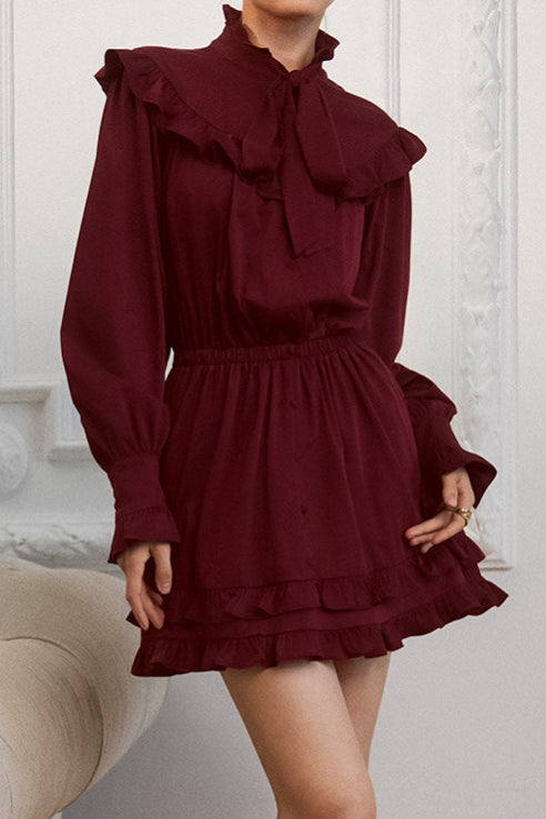 Vestido mini acampanado de manga larga con cordones y elegante corbatín