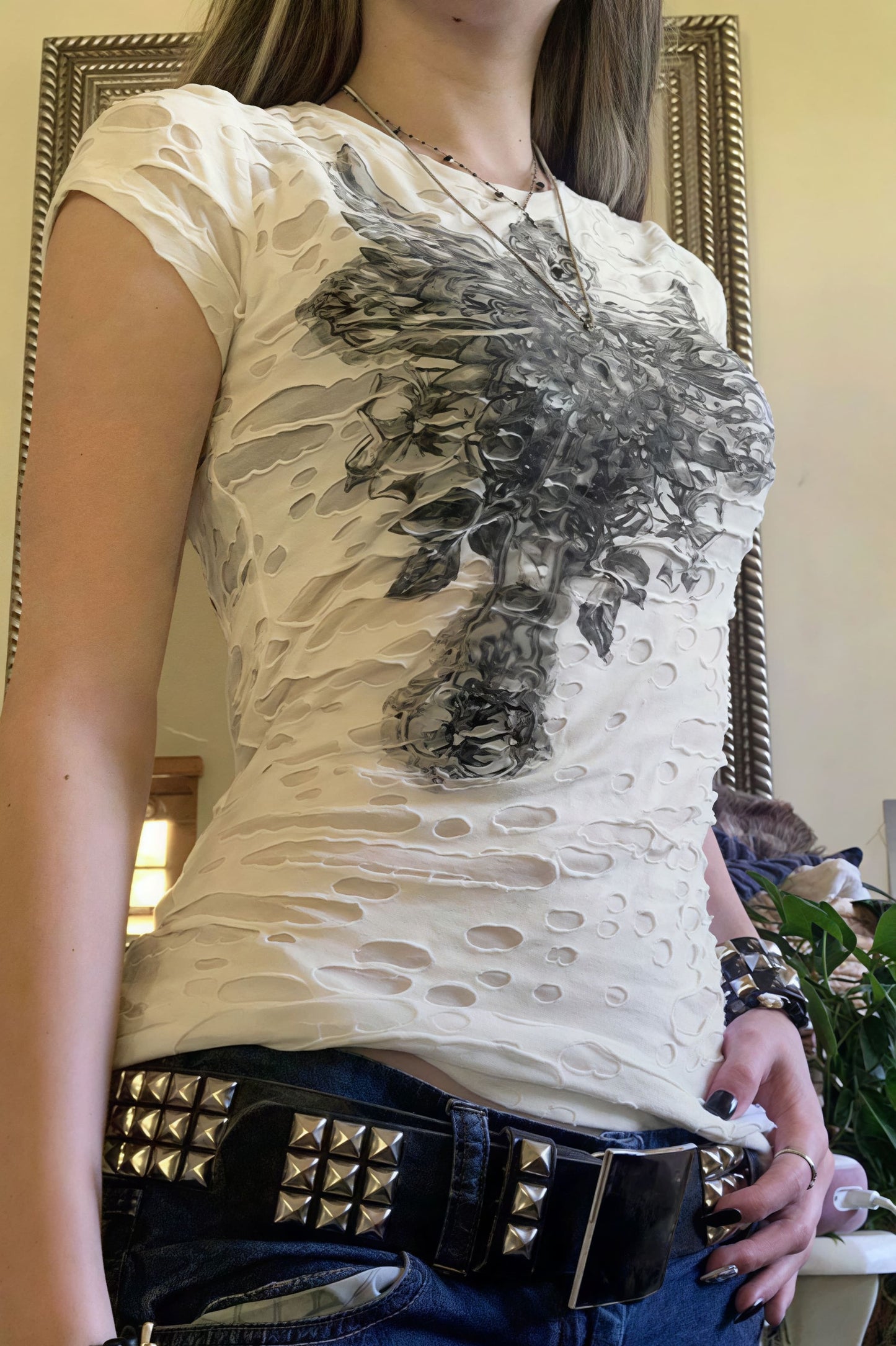 Camiseta ajustada con estampado gótico oscuro y rotos