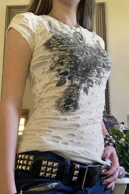 Camiseta ajustada con estampado gótico oscuro y rotos
